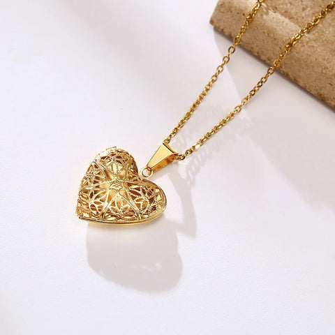 Trendy Stainless Steel Heart Locket Necklace for Women Girls, Can Be Opened Reliquary Pendant,with Family BFF Collar Jewelry