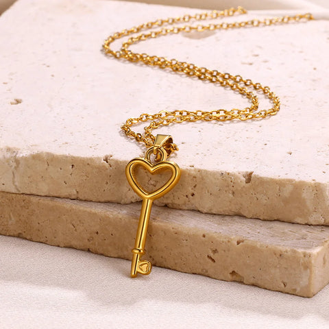 Stainless Steel Heart Hollow Pendant Necklace For Women Classic Gold Color Chain Accessories Romance Cute Heart Key Jewelry New