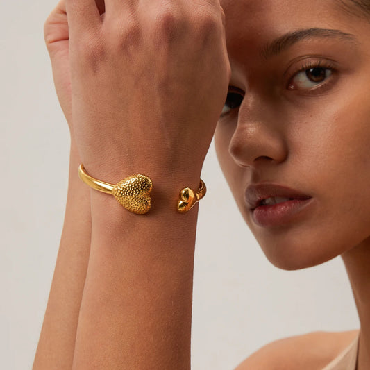 Uworld Fashion Hammer Pattern Love Asymmetric Bracelet 18k Gold Plated Stainless Steel Waterproof Jewelry for Women Charm