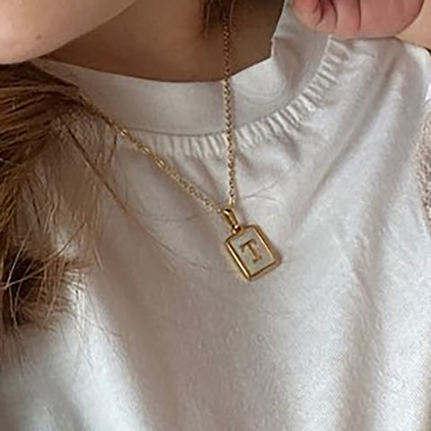 2021 New Minimalist Natural Mother of Pearl Shell Stainless Steel Tarnish Free Initial Necklace Gold Letter Necklace for Women